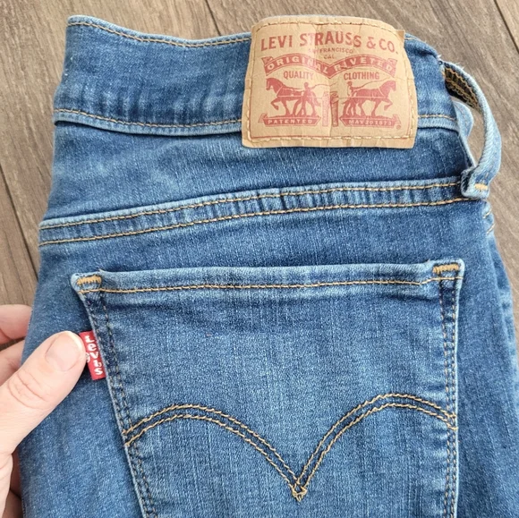 Levi's - Picture 2 of 3